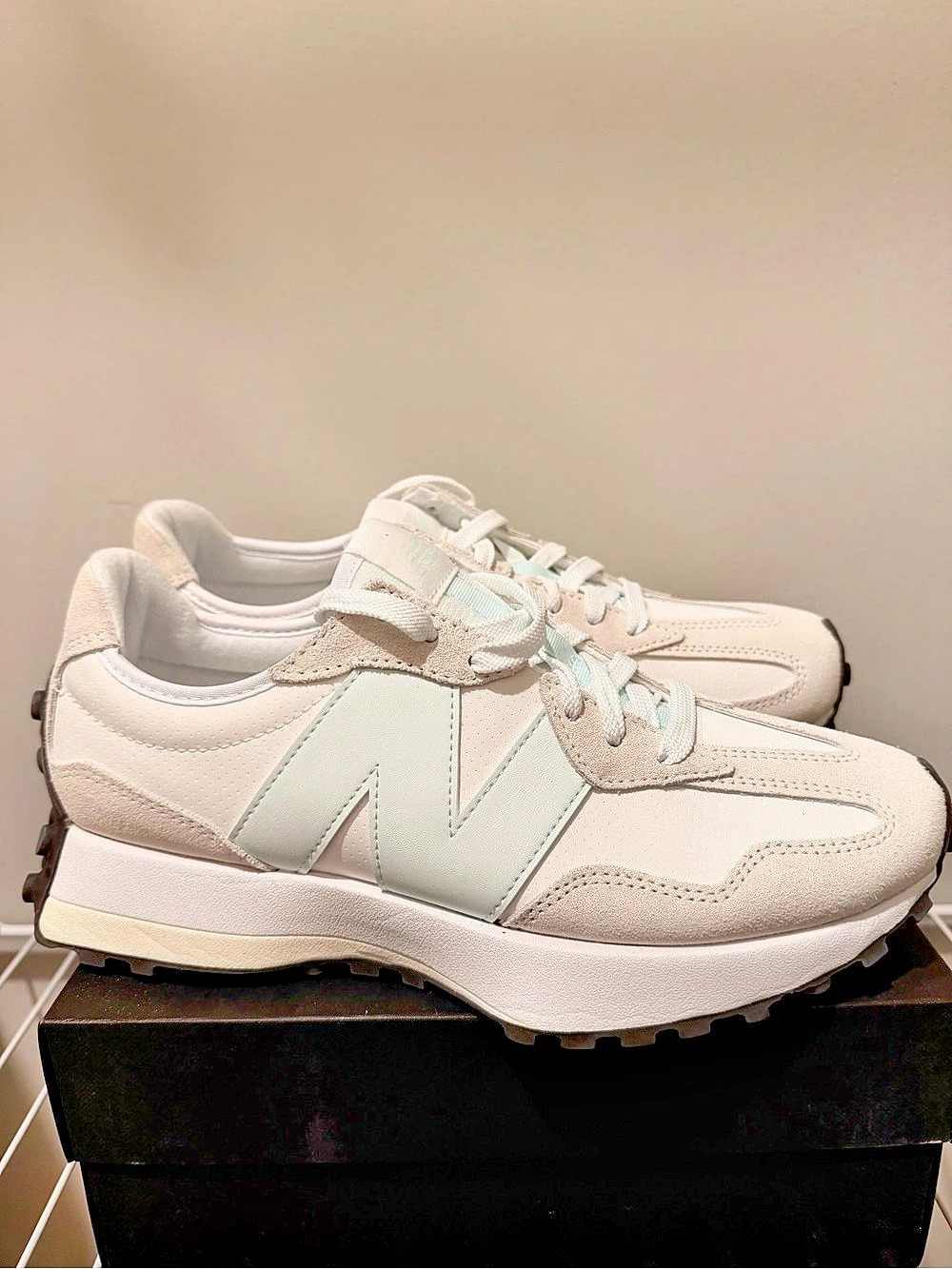 New Balance 327 White Moonbeam Sneakers White & Green